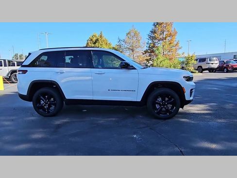 New 2025 Jeep Grand Cherokee Altitude RWD image 36