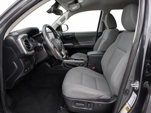 Used 2020 Toyota Tacoma SR5 RWD image 12