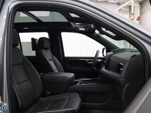 Used 2025 Chevrolet Tahoe Premier AWD/4WD image 34