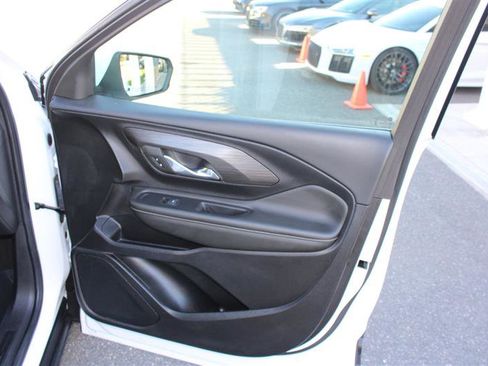 Used 2024 GMC Terrain SLT image 13