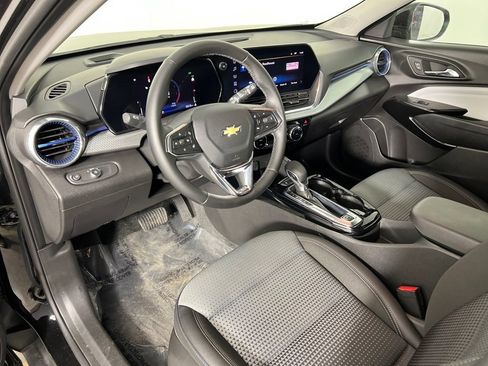 Used 2025 Chevrolet Trax LT w/ LT Convenience Package image 25