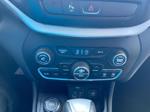 Used 2018 Jeep Cherokee Overland AWD/4WD image 34