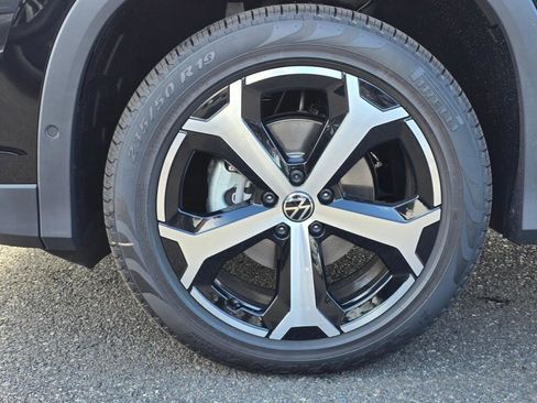 New 2025 Volkswagen Tiguan SE image 11