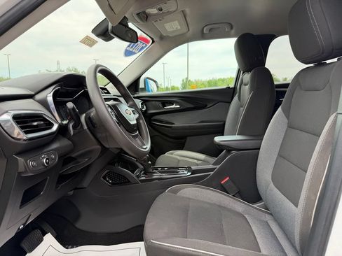 Used 2022 Chevrolet TrailBlazer LT w/ Convenience Package AWD/4WD image 2