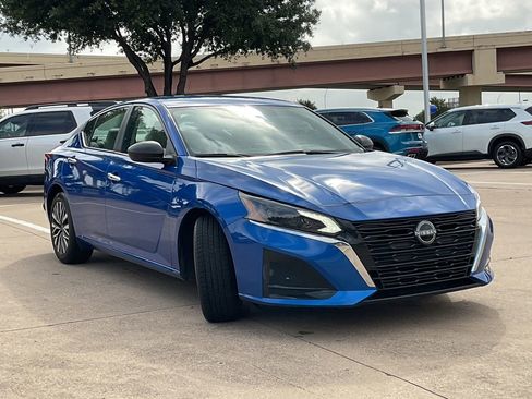 Used 2025 Nissan Altima 2.5 SV FWD image 3