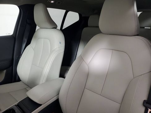 Certified 2024 Volvo XC40 B5 Ultimate w/ Protection Package Premier AWD/4WD image 24