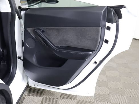 Used 2021 Tesla Model Y Long Range AWD/4WD image 27