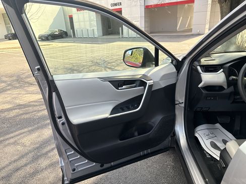 Used 2021 Toyota RAV4 XLE image 25