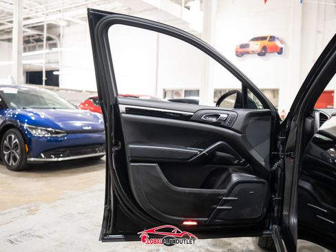 Used 2017 Porsche Cayenne Platinum Edition w/ Premium Package (PJV) image 43