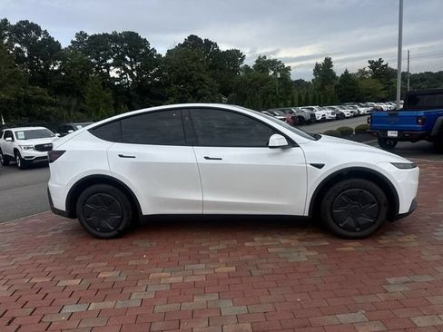 Used 2026 Tesla Model Y 2WD image 16