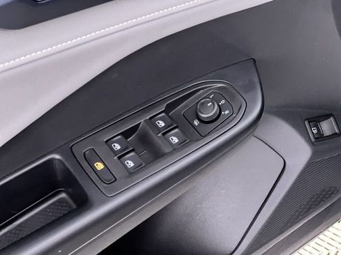 Used 2024 Volkswagen Taos SE image 13