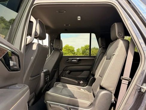 Used 2025 Chevrolet Tahoe Premier AWD/4WD image 22