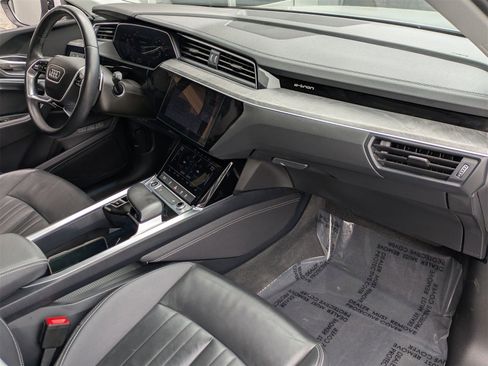 Used 2024 Audi Q8 e-tron Premium image 21