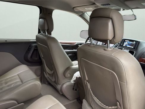 Used 2016 Chrysler Town & Country Touring image 29