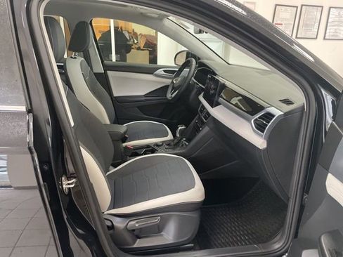 Certified 2025 Volkswagen Taos SE w/ Panoramic Sunroof Package image 11