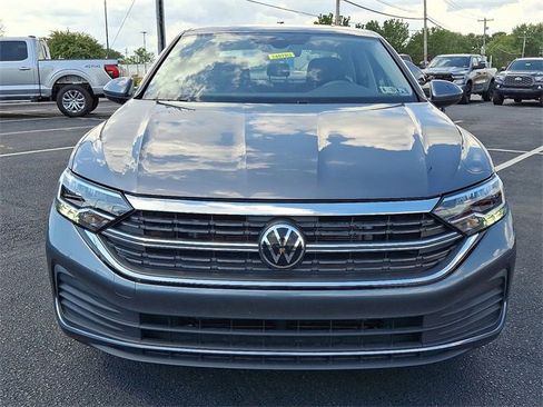 Used 2024 Volkswagen Jetta SE image 2