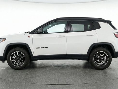 Used 2025 Jeep Compass Trailhawk image 5