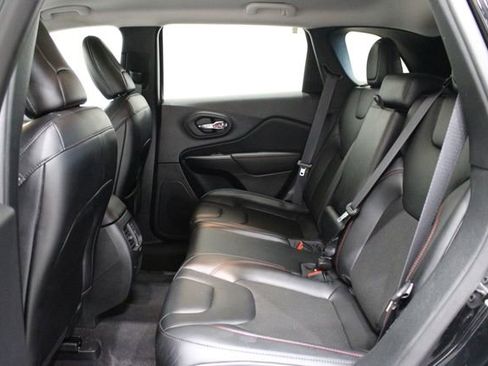 Used 2022 Jeep Cherokee Trailhawk image 11