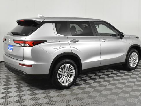 Used 2024 Mitsubishi Outlander ES image 6
