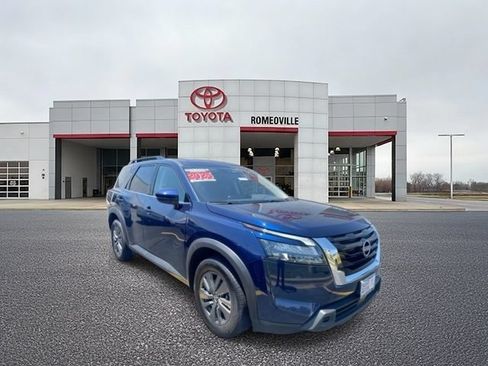 Used 2025 Nissan Pathfinder SV FWD image 1
