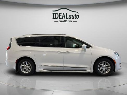 Used 2020 Chrysler Pacifica Touring-L w/ Advanced Safetytec Group FWD image 11