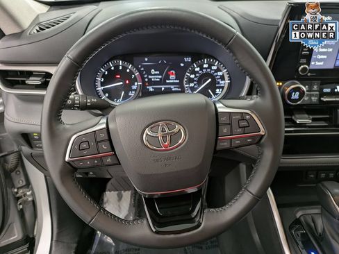 Used 2021 Toyota Highlander XLE AWD/4WD image 19