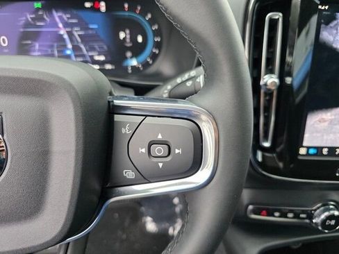 Used 2024 Volvo XC40 B5 Plus image 23