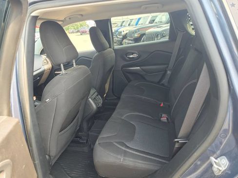 Used 2021 Jeep Cherokee Latitude AWD/4WD image 12
