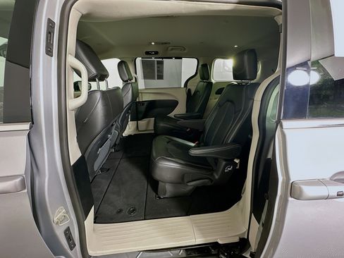 Used 2024 Chrysler Pacifica Touring-L image 26