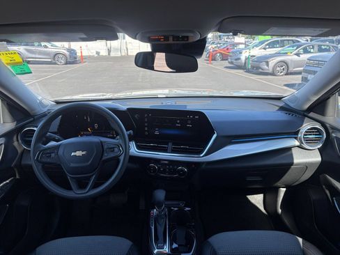 Used 2025 Chevrolet Trax LT FWD image 32
