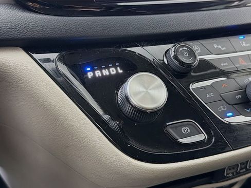 Used 2022 Chrysler Pacifica Touring-L image 18