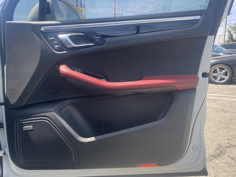 Used 2022 Porsche Macan image 22