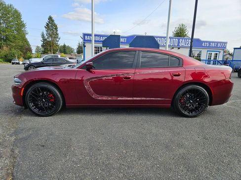 Used 2018 Dodge Charger SXT RWD image 2