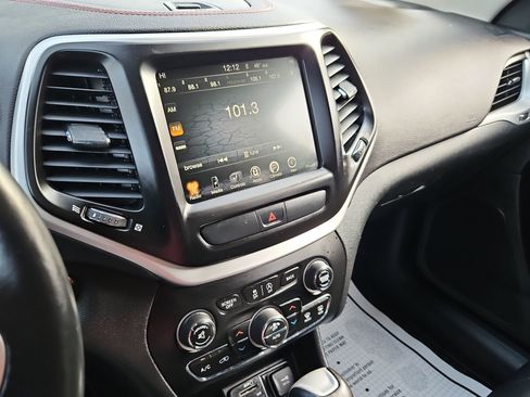 Used 2017 Jeep Cherokee Trailhawk image 18