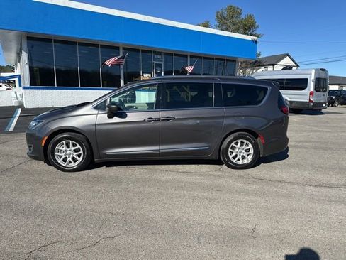 Used 2020 Chrysler Pacifica Touring-L image 5