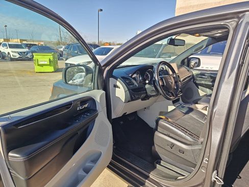 Used 2017 Dodge Grand Caravan SXT FWD image 8