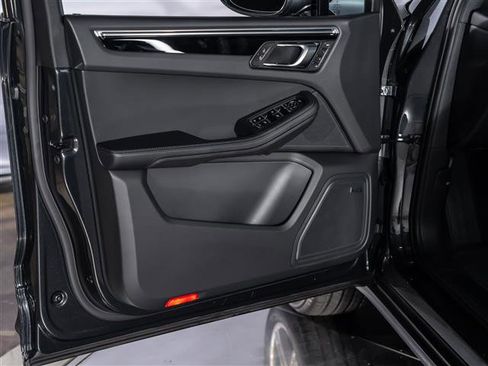 Used 2025 Porsche Macan image 22
