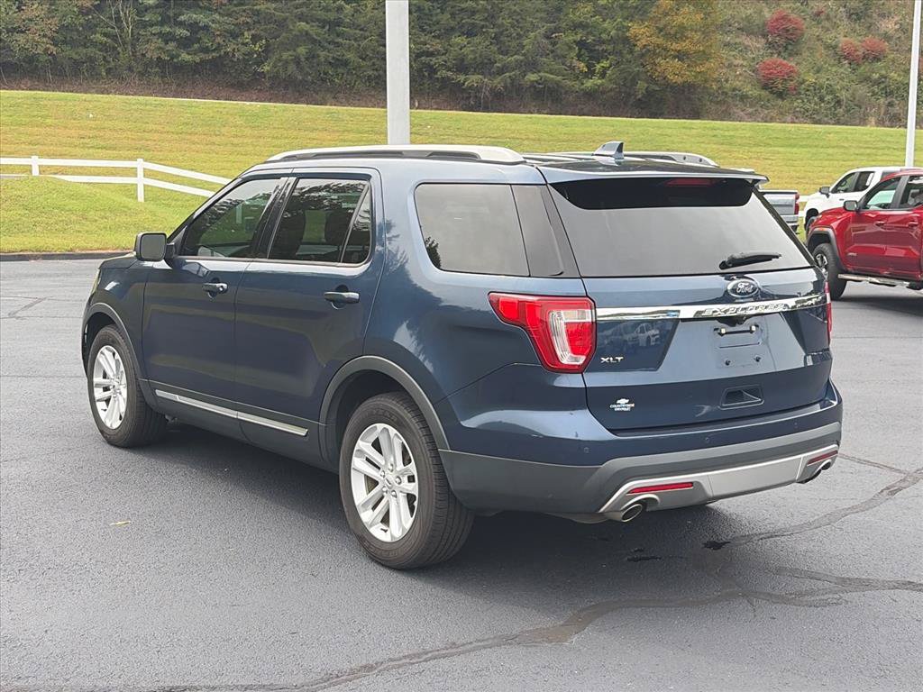 Used 2017 Ford Explorer XLT w/ Equipment Group 201A FWD image 3