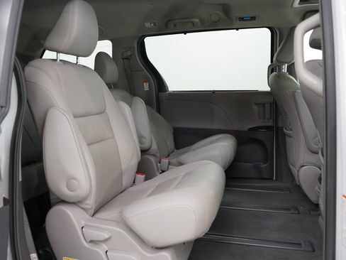 Used 2019 Toyota Sienna XLE w/ XLE Navigation Package AWD/4WD image 12