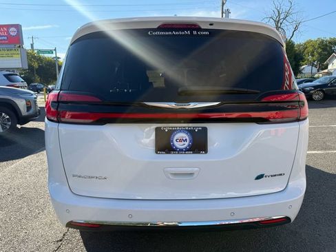 Used 2022 Chrysler Pacifica Touring-L w/ Uconnect Theater Family Group FWD image 4