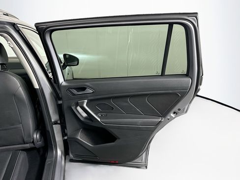 Used 2024 Volkswagen Tiguan SE image 30