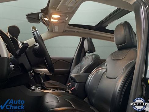 Used 2017 Jeep Cherokee Overland w/ Technology Group image 19