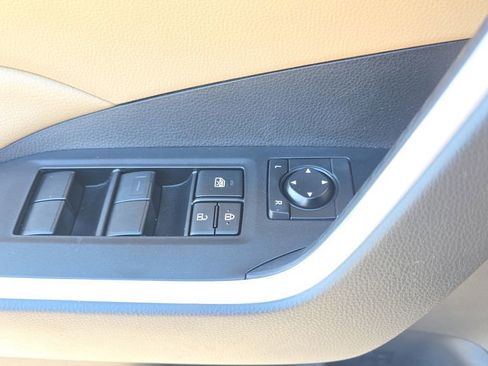 Used 2021 Toyota RAV4 LE AWD/4WD image 18
