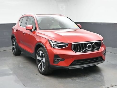 Used 2025 Volvo XC40 B5 Plus AWD/4WD image 2