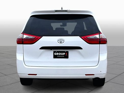 Used 2020 Toyota Sienna L image 4