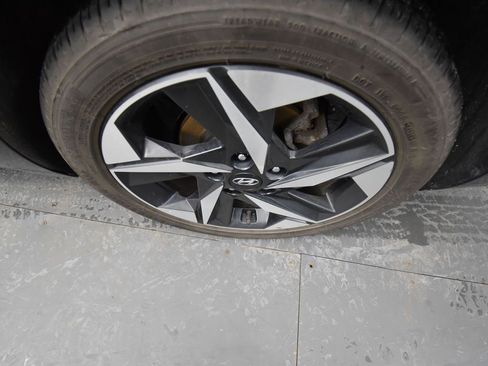 Used 2022 Hyundai Elantra Limited image 9