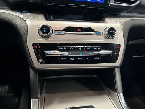 Used 2022 Ford Explorer XLT w/ Equipment Group 202A AWD/4WD image 19