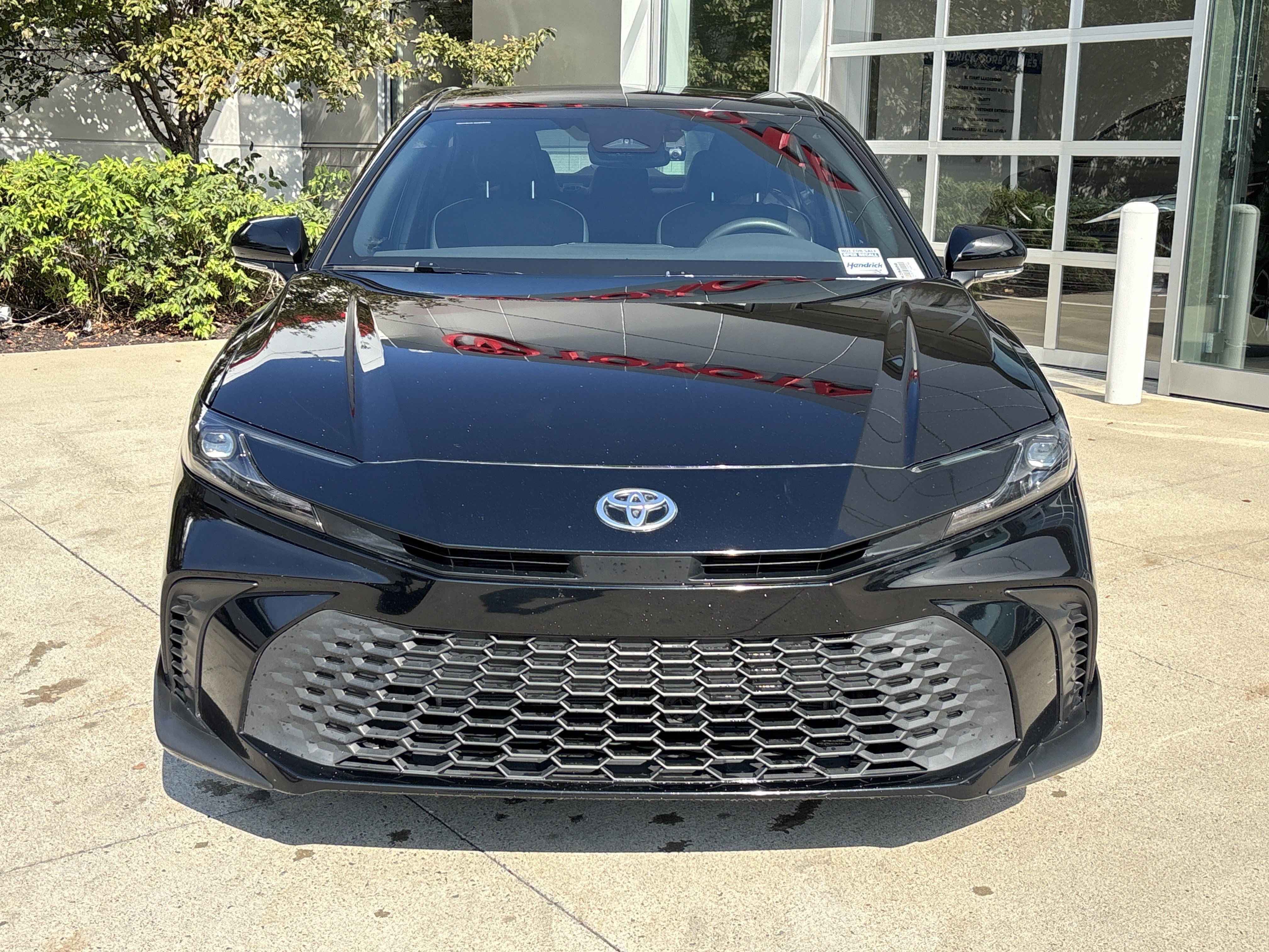 Used 2025 Toyota Camry SE FWD image 5