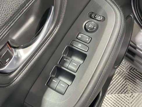 Used 2025 Honda HR-V LX image 18