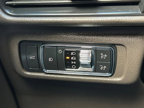 Used 2021 Lincoln Corsair Reserve w/ Rear Removable Package Tray image 28